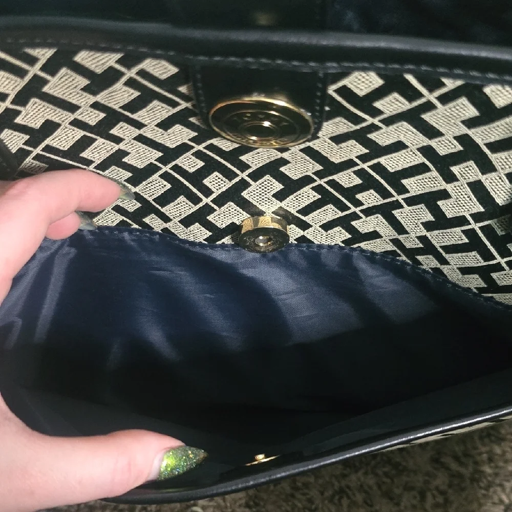 Tommy Hilfiger TH Patterned Black & Tan W/ Gold Hardware Large Tote (EUC)✨️🖤✨
